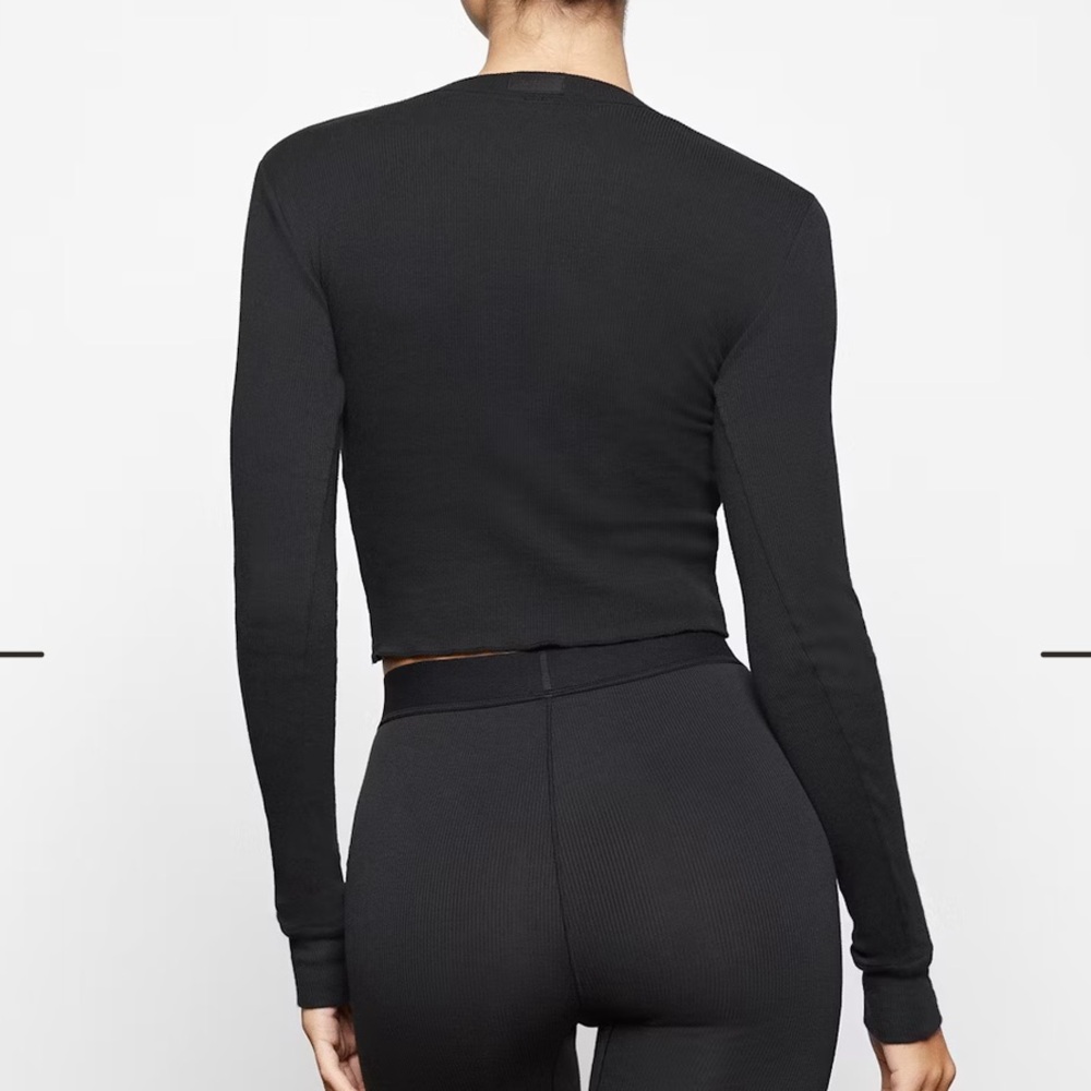 Skims Cotton Rib Long Sleeve Cropped Henley Soot Black size Small - Picture 3 of 9